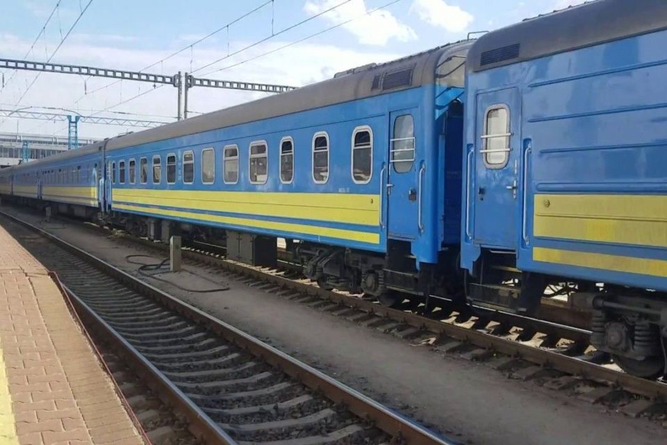 Жінку збив потяг на Хмельниччині: вона у важкому стані