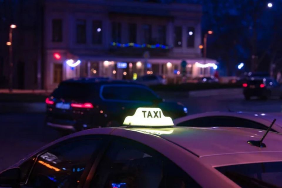 На Хмельниччині таксиста намагався задушити пасажир