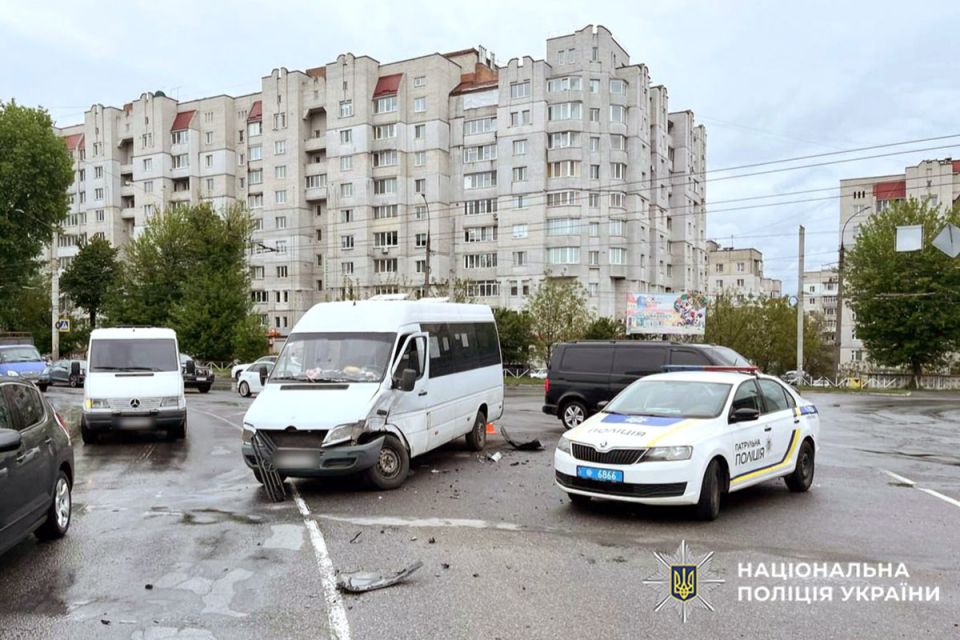 Постраждав 72-річний водій маршрутки: деталі ДТП на Темпі (ВІДЕО)