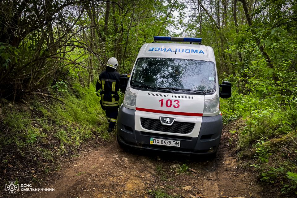 В селі на Хмельниччині застрягла «швидка» з пацієнтом