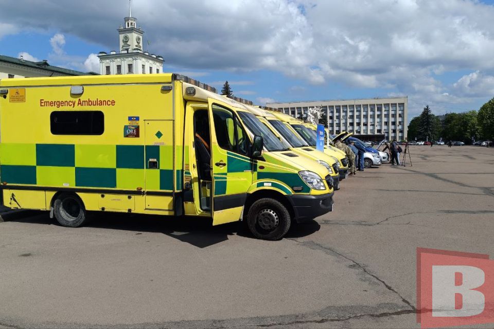 У Хмельницькому військовим передали авто з Британії