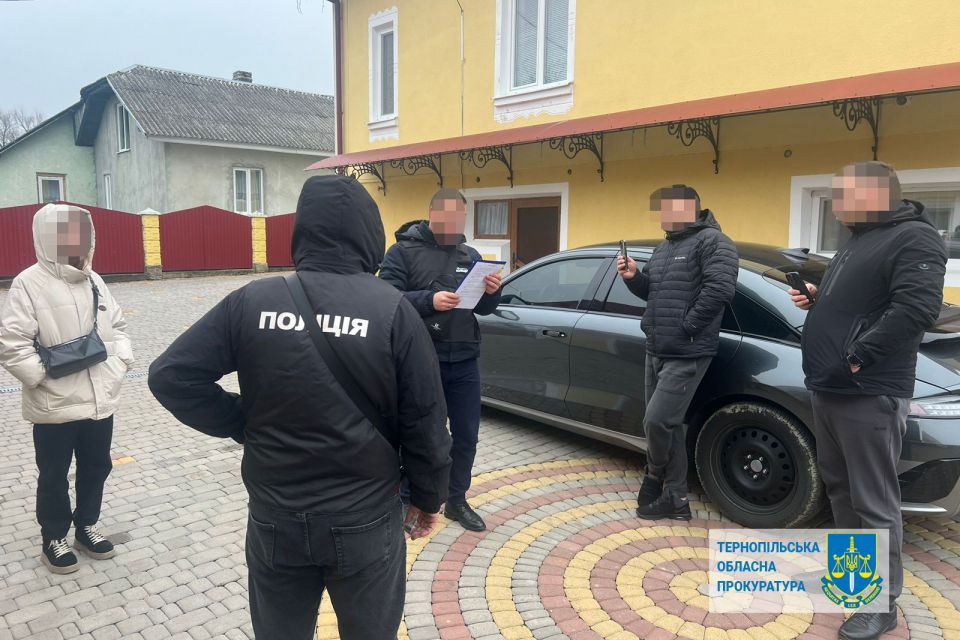 На Хмельниччину завозили авто під виглядом «гуманітарки»: правоохоронці викрили схему