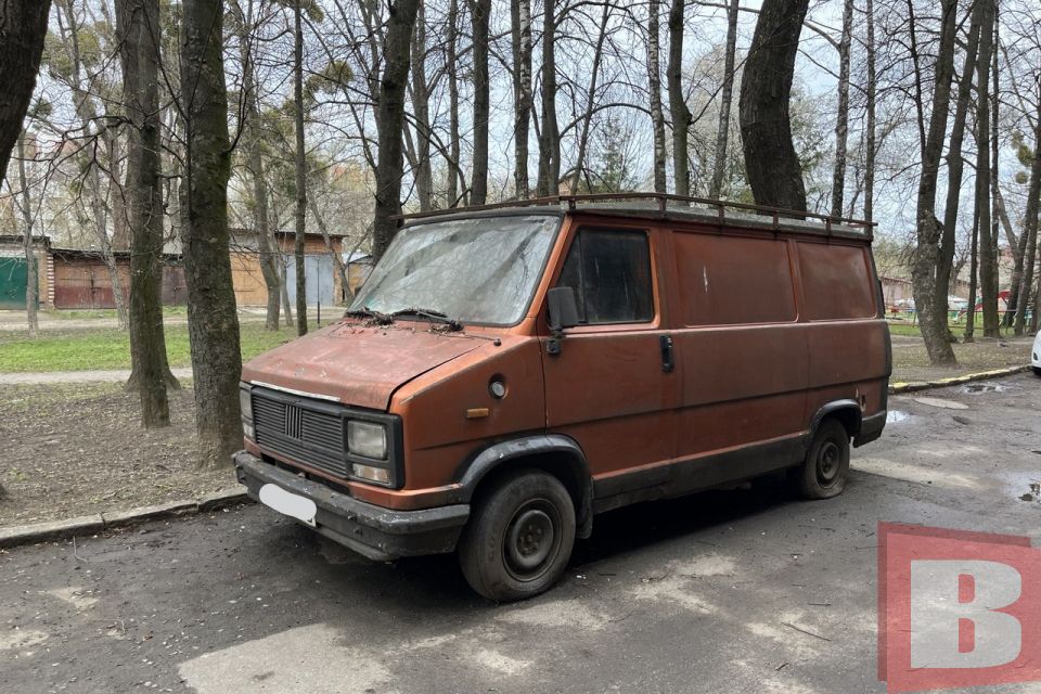 Покинуті автомобілі та арештмайданчик: як вирішують проблему в Хмельницькому та інших містах