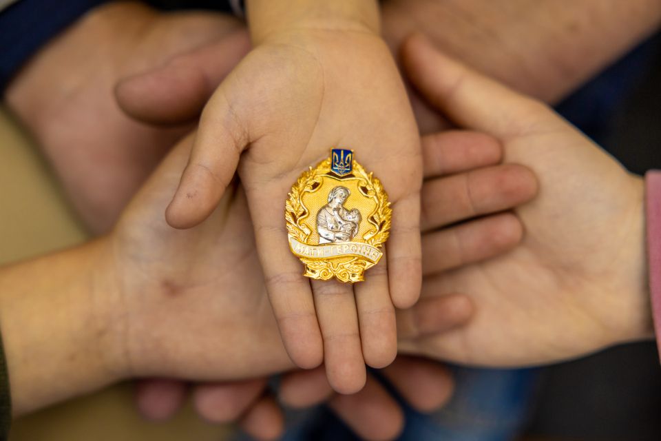 Звання «Мати-героїня» присвоїли сімом жінкам з Хмельниччини. Який розмір винагороди