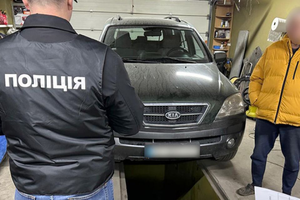 Хмельницькі благодійники продавали авто, які мали передати ЗСУ: подробиці