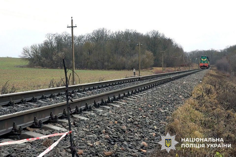 Дезертир і наркозалежний. Судитимуть чоловіків, які підірвали колію на Хмельниччині