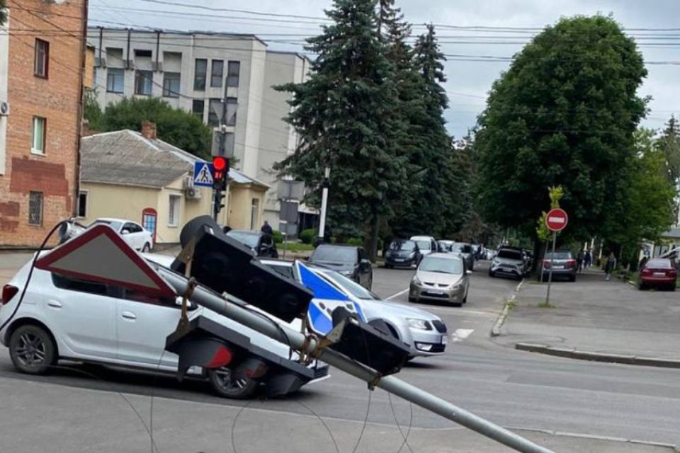 Поліція розшукала водія вантажівки, який зніс світлофор у Хмельницькому