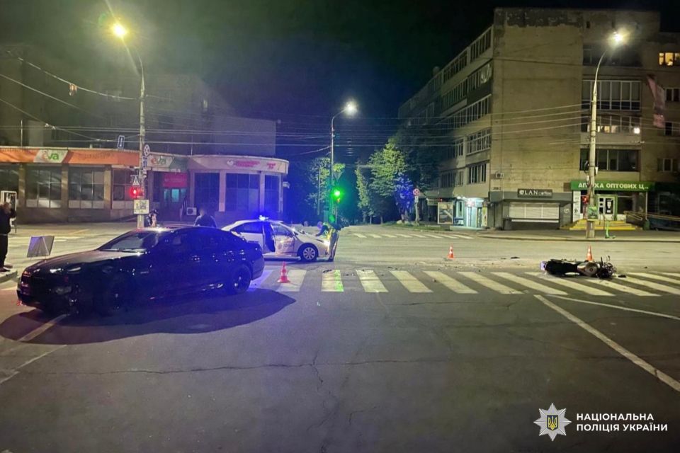 Біля філармонії сталася ДТП: постраждав 20-річний мотоцикліст (ВІДЕО)