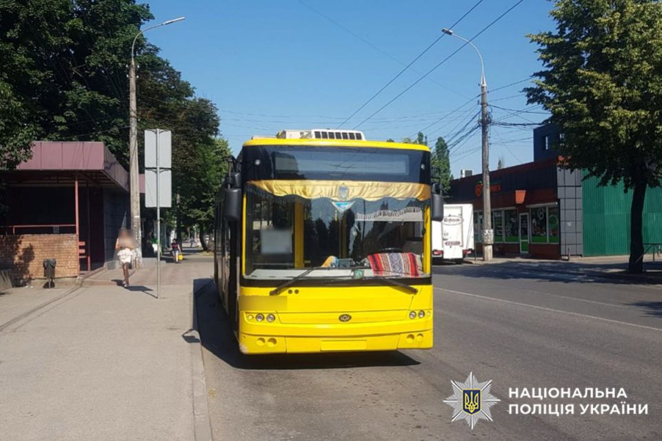 У Хмельницькому в тролейбусі травмувалась пенсіонерка: поліція з'ясовує обставини ДТП