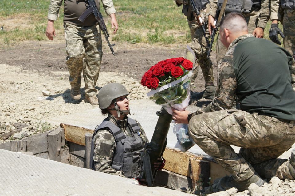 На Хмельниччині курсант освідчився коханій на полігоні
