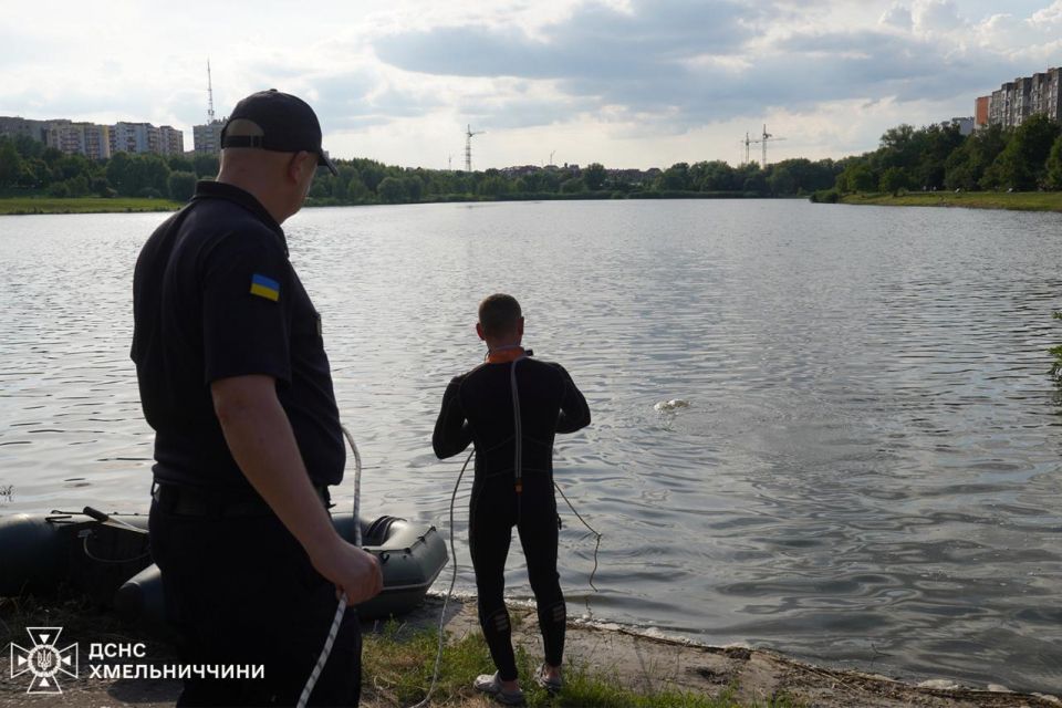 У Хмельницькому з озера дістали тіло чоловіка