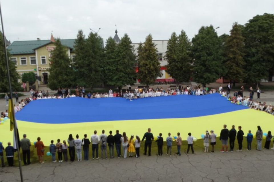 Під час святкування Дня прапора у Летичеві на жінку впав дрон: вона у лікарні