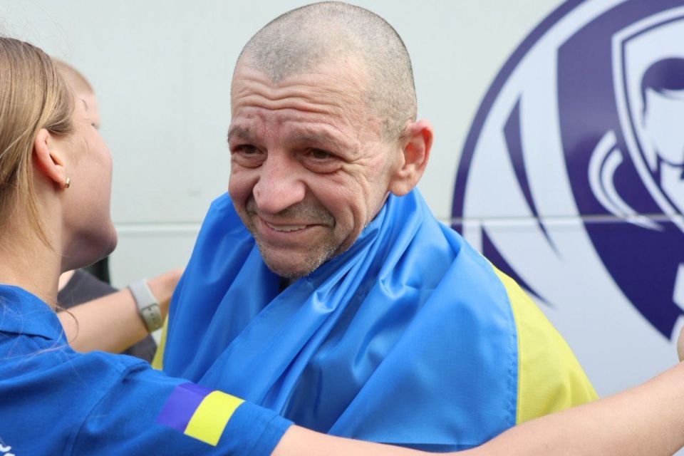 Відбувся обмін полоненими: в Україну повернулися військові та цивільні (ФОТО, ВІДЕО)