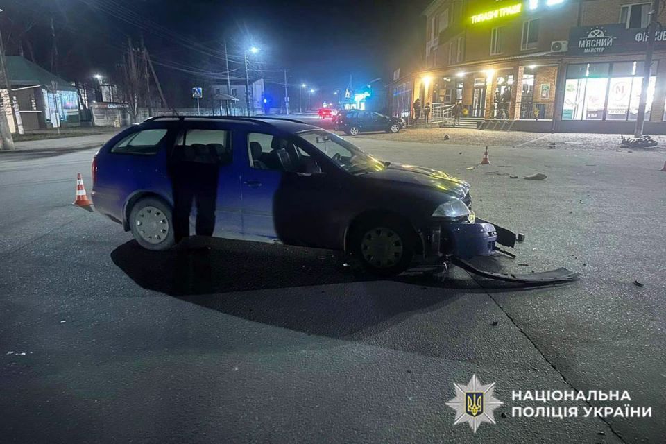 У Полонному 15-річний мотоцикліст вʼїхав в автівку: підлітка госпіталізували