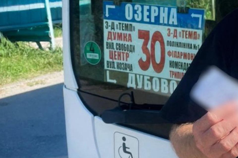 Автобус №30 порушив ПДР на кругу. Водія оштрафували (ВІДЕО)
