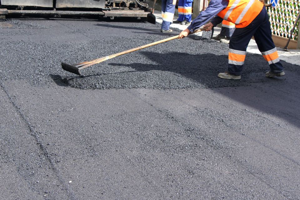 Шахрайство на ремонті доріг у Хмельницькому: кого підозрюють