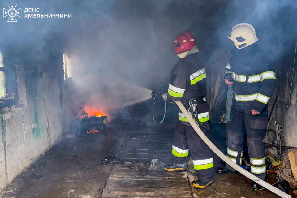 Горіли автівки та гараж: на Хмельниччині за добу сталось шість пожеж