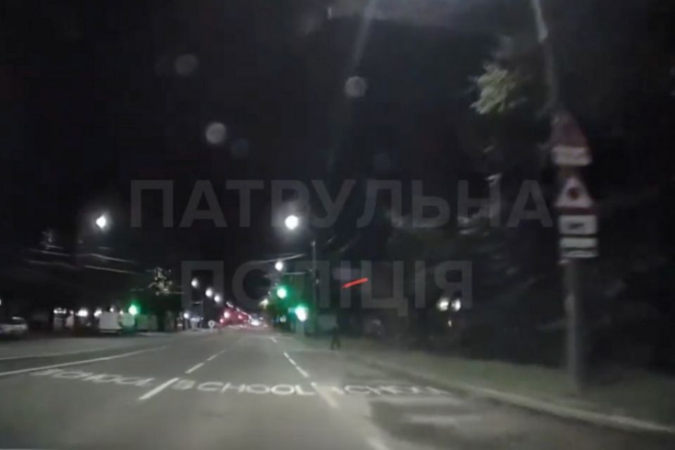 У Хмельницькому склали протокол на чоловіка, який переходив дорогу у невстановленому місці