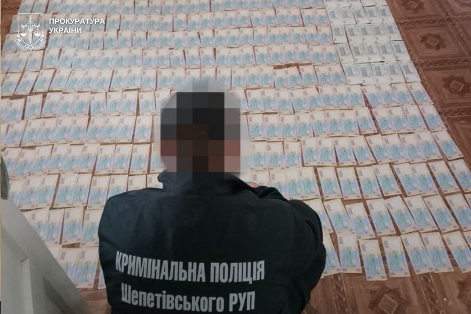 Погрожував жінці та дітям: у Хмельницькому районі затримали вимагача