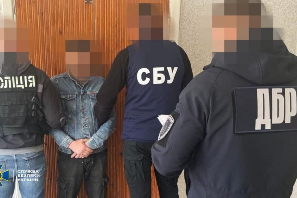 У Хмельницькому судитимуть чоловіків, які продавали зброю через інтернет