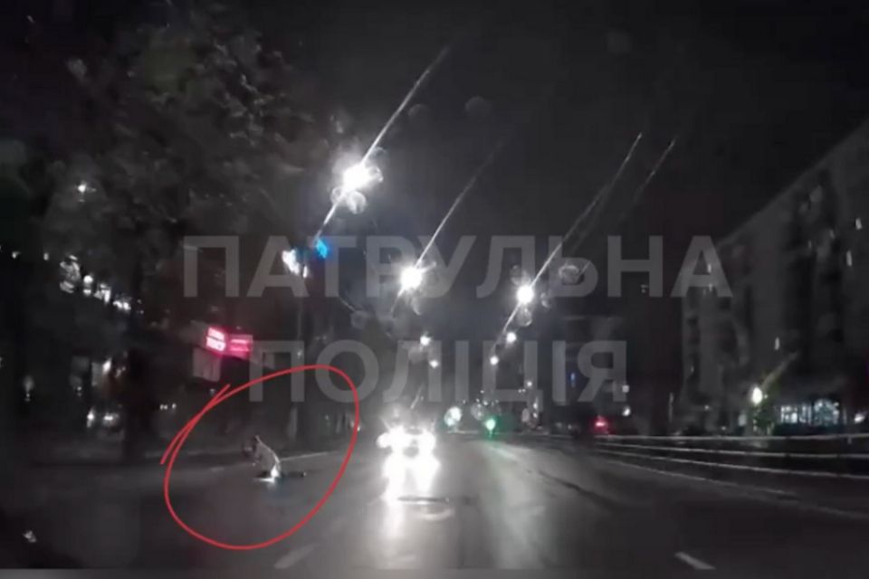 «Не впоралась із керуванням»: у Хмельницькому оштрафували п’яну водійку електросамоката (ВІДЕО)