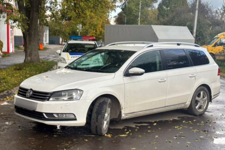 На жінку покотився автомобіль: деталі ДТП на Хмельниччині