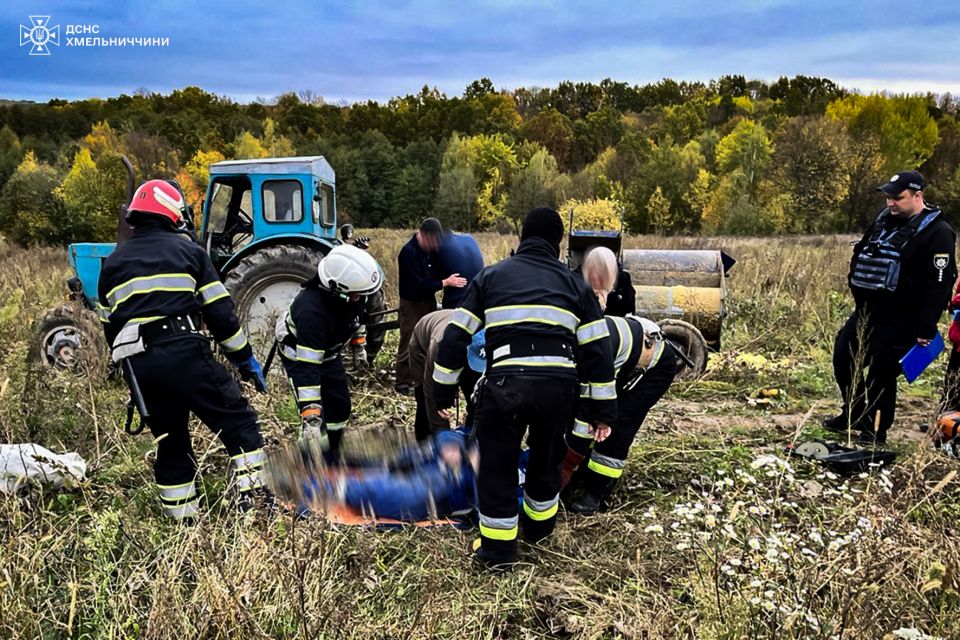 Трагедія в полі: на Хмельниччині чоловіка затягнуло у механізм трактора