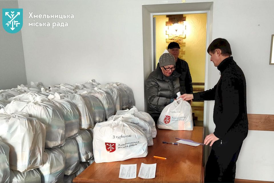 Для хмельничан замовили продуктові набори на 2,6 мільйона гривень. Хто отримає?