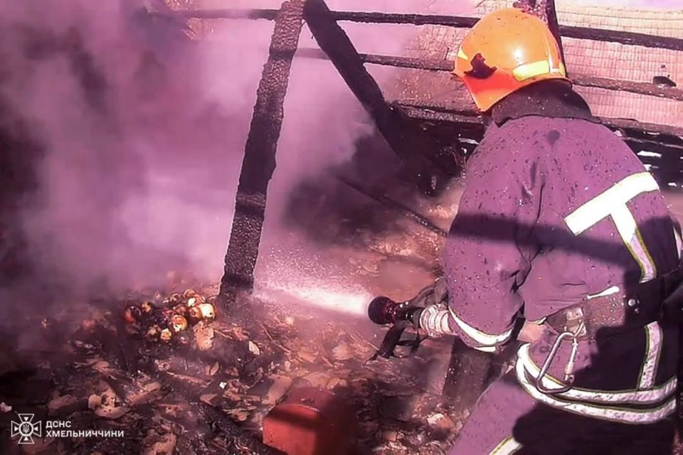 Горіли будинки та мікроавтобус: чотири пожежі сталось на Хмельниччині за добу