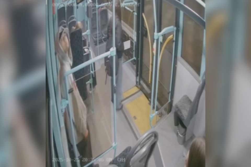 У Хмельницькому підлітки крадуть із тролейбусів аварійні молотки — «Електротранс» звернувся до батьків (ВІДЕО)