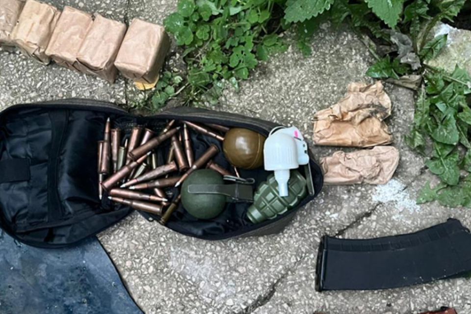 У мешканця Хмельницького району вилучили бойові гранати, підривачі та сотні набоїв
