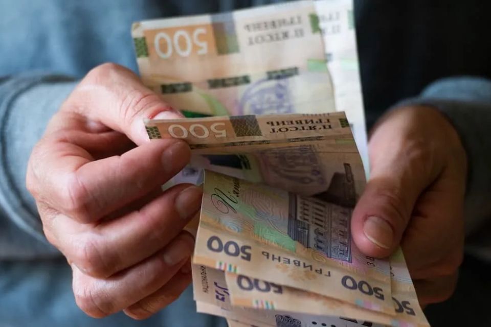 Середня зарплата зросла: хто на Хмельниччині заробляє найбільше та найменше