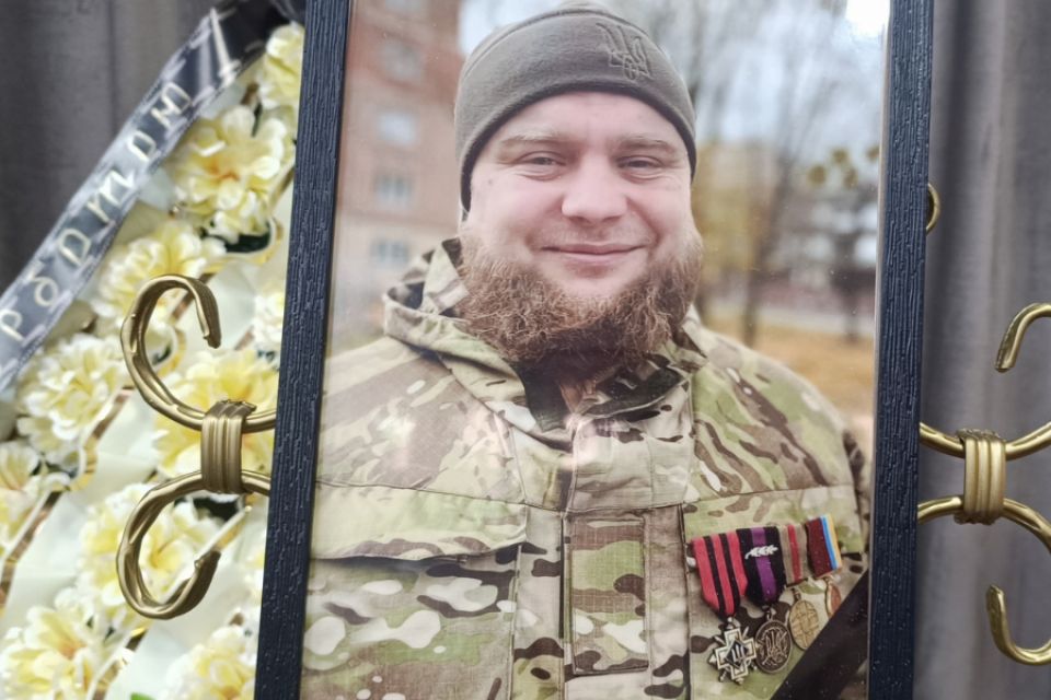 «Синочок, чого ти мене покинув…». Хмельницький попрощався із 30-річним воїном Вадимом Солов’єм