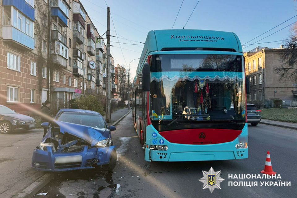 На Камʼянецькій зіткнулися тролейбус і легковик — ушпиталили пасажирку