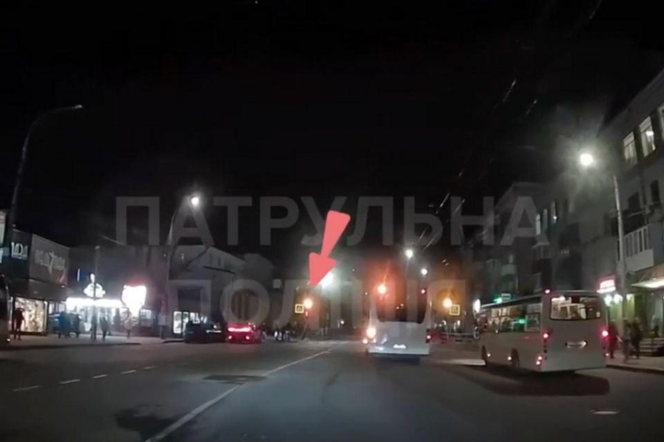 У центрі Хмельницького зупинили водія автобуса, який проїхав на «червоний»