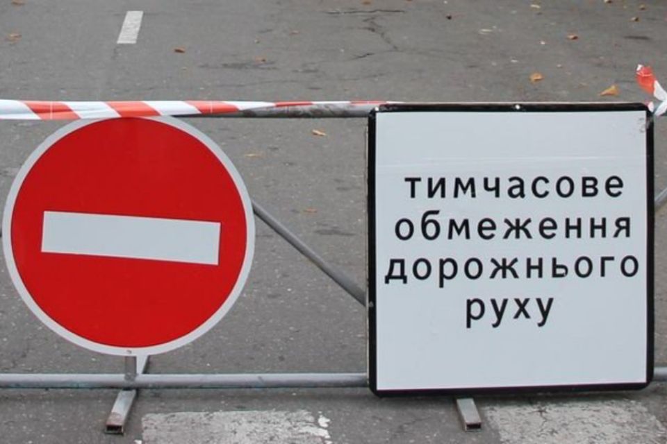 У Хмельницькому обмежать рух на одній з вулиць через чистку дерев