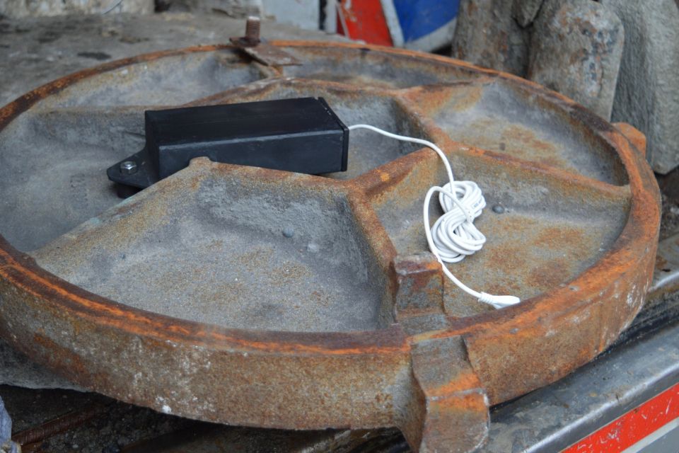 У Хмельницькому на люках встановлюють «розумні» датчики: навіщо вони потрібні