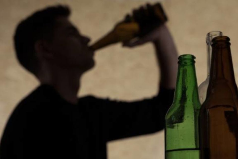 Продали алкоголь підлітку: адміністраторка з Хмельниччини намагалася відкупитися від поліції