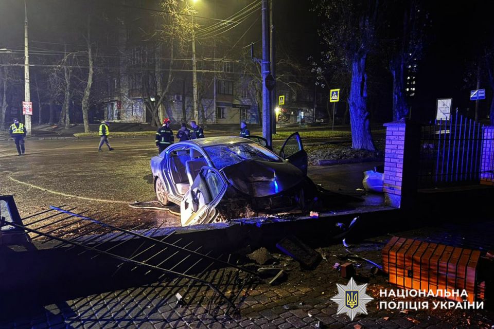 У Хмельницькому 17-річний водій в’їхав в огорожу собору: є постраждалі