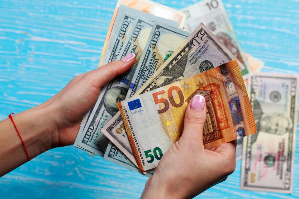 Курс валют у Хмельницькому на сьогодні, 3 грудня (ІНФОГРАФІКА)