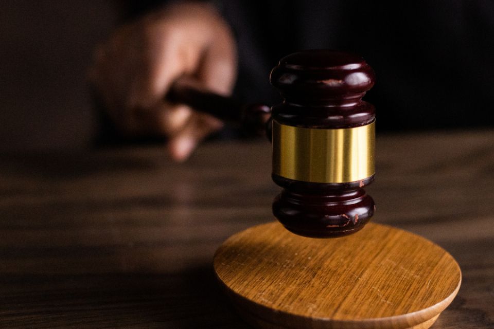 Судили чоловіка, який знайшов на зупинці в Хмельницькому банківську картку та користувався нею