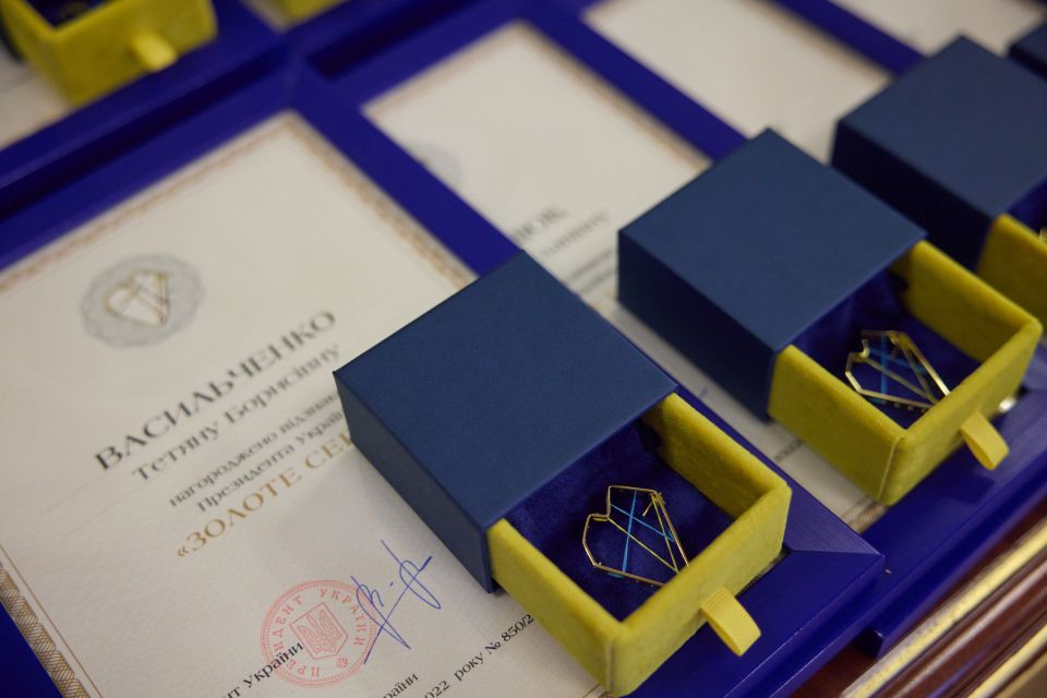 Четверо волонтерів з Хмельниччини отримали відзнаки від Зеленського