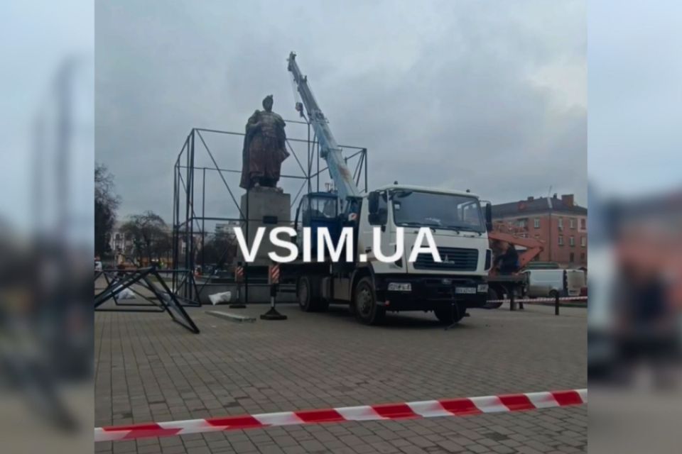 Розпочали консервацію памʼятника Богдану Хмельницькому на привокзальній площі (ВІДЕО)