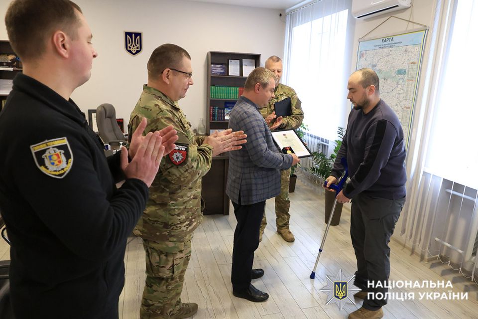 Поліцейський з Хмельниччини отримав «Хрест Хоробрих»: нагороду вручили у шпиталі