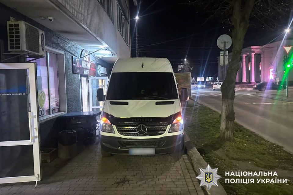 У Хмельницькому водій фургона збив пенсіонерку, яка йшла позаду авто