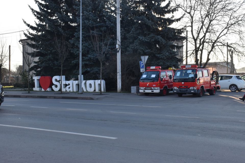 Громада на Хмельниччині отримала два пожежні автомобілі з Японії