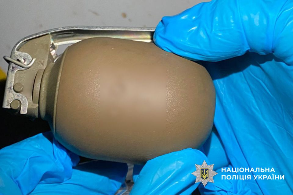 На Хмельниччині чоловік носив із собою гранату: його затримала поліція