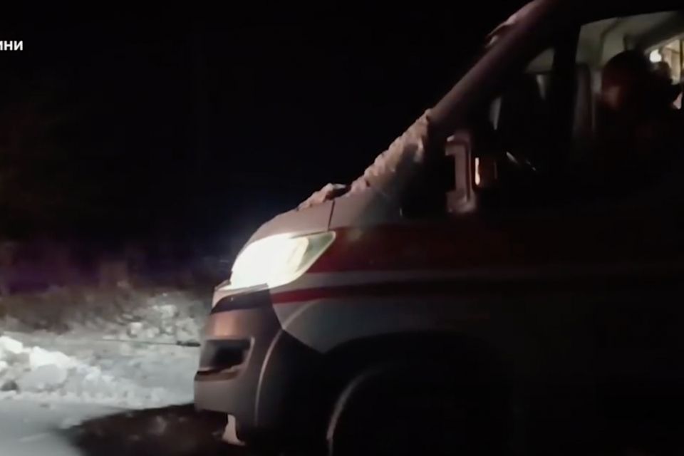 Буксирували «швидку» з хворим: як Хмельниччина пережила добу негоди