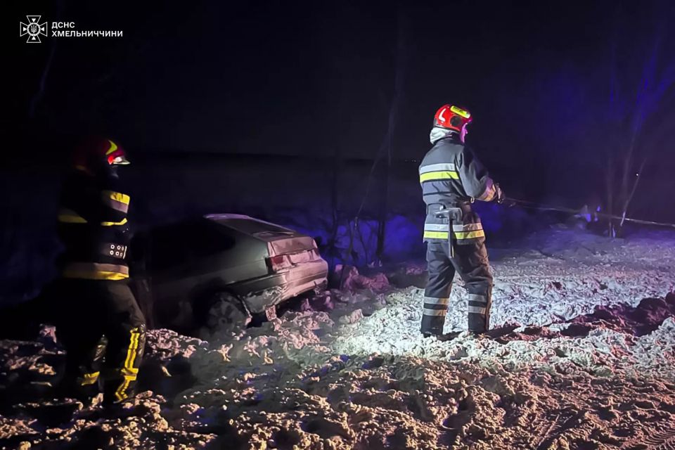Застрягли дорогою на святкування: на Хмельниччині зі снігу діставали авто (ВІДЕО)