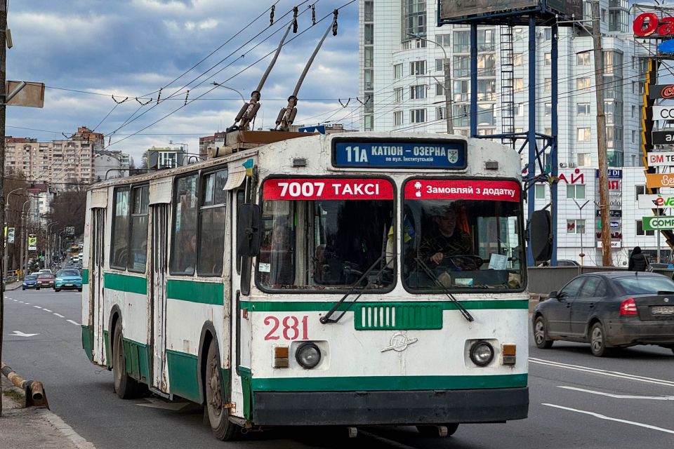 Змінили рух тролейбусів на Бандери через прорив труби: як їздить транспорт